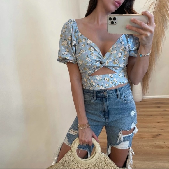 | floral twist cap sleeve crop top • size medium | - Picture 7 of 7